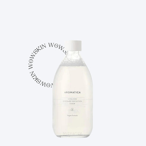 Aromatica Vitalizing Rosemary Decoction Toner revigorează pielea și oferă hidratare profundă cu extract concentrat de rozmarin. Toner vegan pentru ten obosit.